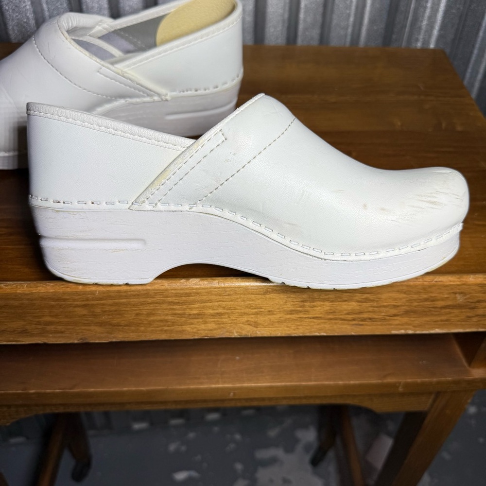 White Leather Dansko Clogs Size 39 New With Defects, No Box, Professional, Nurse - Picture 6 of 12